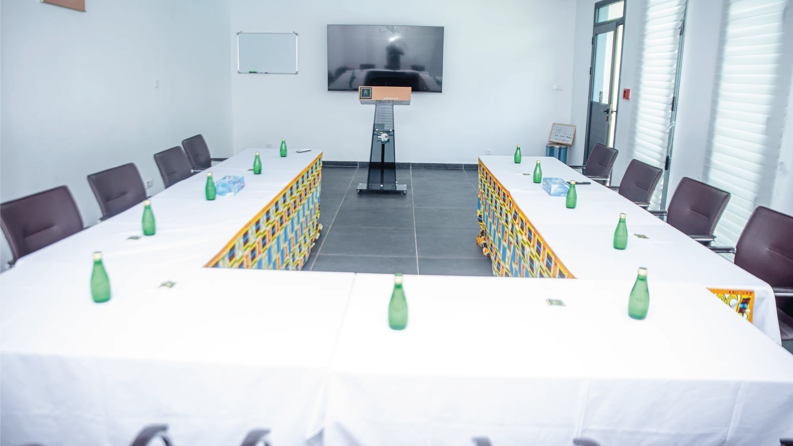 salle-conference-2-plateaux-vallon-1.webp