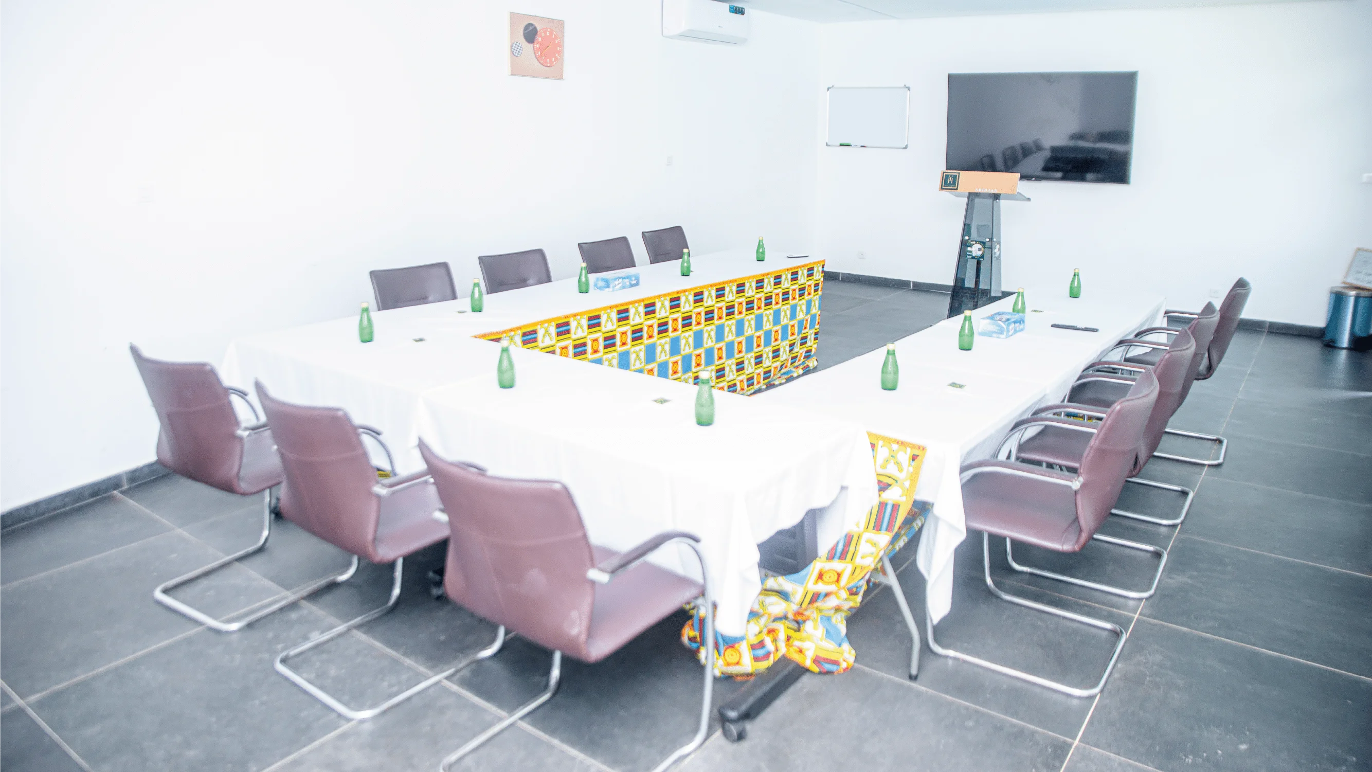 salle-conference-2-plateaux-vallon-2.webp