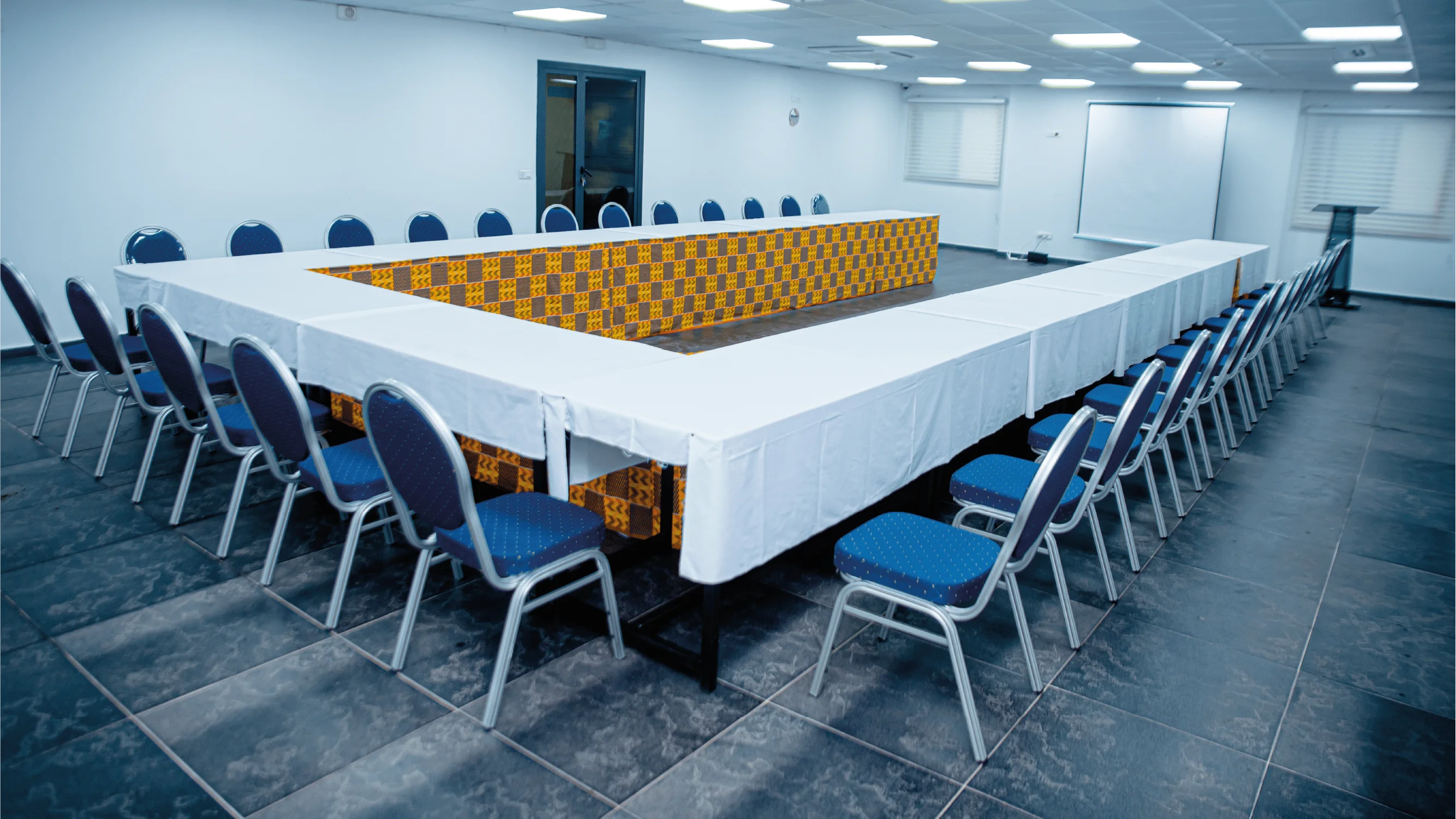 salle-conference-yakro-1.webp